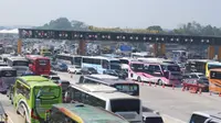 Gerbang Tol Cikampek Utama padat pemudik. (Liputan6.com/Abramena)