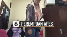 Nasib apes dialami oleh seorang perempuan ini ketika membuat konten narasi di kamarnya.