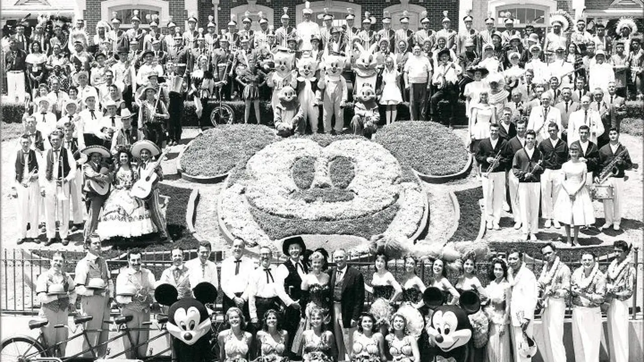 17-7-1955: 'Kerusuhan' dan Undangan Palsu Saat Disneyland Dibuka