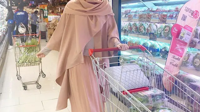 6 Potret Terbaru Laudya Cynthia Bella Kini Sering Pakai Hijab Syar'i, Tampil Beda