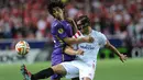 Gelandang Sevilla, Grzegorz Krychowiak (kanan) berebut bola dengan gelandang Matias Fernandez pada leg pertama semifinal Europa League di Stadion Ramon Sanchez, Kamis (7/5/2015). Sevilla menang 3-0 atas Fiorentina. (AFP PHOTO/Cristina Quicler)
