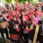 Siti Atikoh Supriyanti, menyampaikan sebuah pantun untuk PDI Perjuangan (PDIP) yang kini berulang tahun ke-51. Pantun disampaikan Atikoh saat bersafari politik di Kota Metro Lampung, Lampung, Rabu (10/1/2024). (Foto:Liputan6/Winda Nelfira)