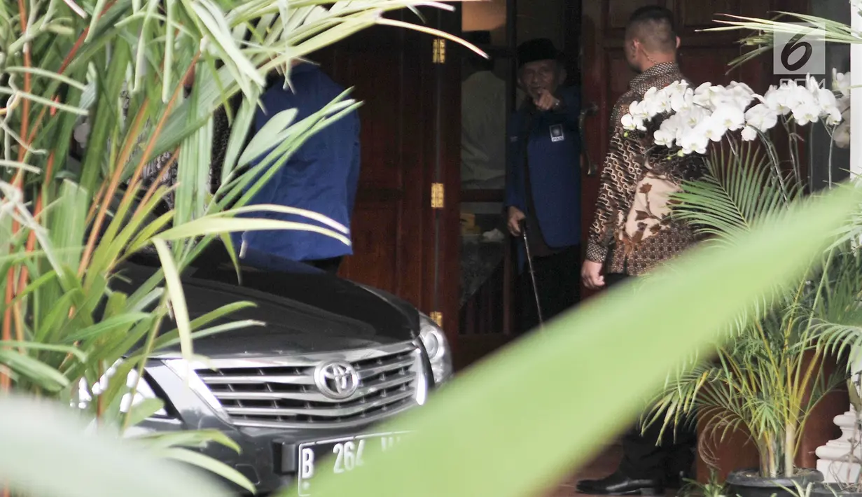Ketua Dewan Kehormatan Partai Amanat Nasional (PAN) Amien Rais tiba di rumah Prabowo Subianto di Jakarta, Kamis (9/8). Sejumlah petinggi Gerindra dan PAN mulai berdatangan jelang deklarasi capres-cawapres. (Merdeka.com/Iqbal Nugroho)