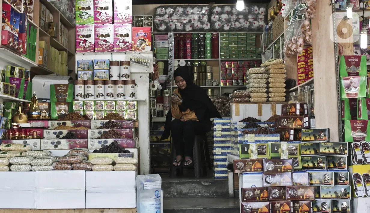 Pedagang kurma menunggu pembeli di Pasar Tanah Abang, Jakarta, Rabu (22/4/2020). Pandemi COVID-19 membuat lesu penjualan kurma, keuntungan pedagang menurun hingga 80 persen lebih padahal pada tahun sebelumnya menjelang Ramadan biasanya ramai pembeli. (Liputan6.com/Johan Tallo)
