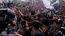 Sejumlah massa meluapkan ekspresinya usai mendengar putusan hakim pada sidang praperadilan Komjen Pol Budi Gunawan terhadap KPK di PN Jakarta Selatan, Senin (16/2/2015). (Liputan6.com/Johan Tallo)