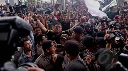 Sejumlah massa meluapkan ekspresinya usai mendengar putusan hakim pada sidang praperadilan Komjen Pol Budi Gunawan terhadap KPK di PN Jakarta Selatan, Senin (16/2/2015). (Liputan6.com/Johan Tallo)