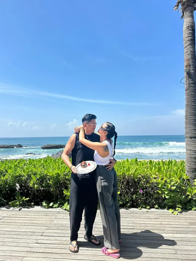 8 Potret Ryan Delon dan Sharena Liburan Berdua di Bali, Jalani Ritual Melukat