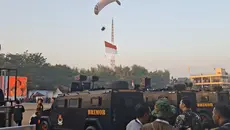 Paramotor Warnai Langit Cikeas Jelang Upacara HUT Bhayangkara