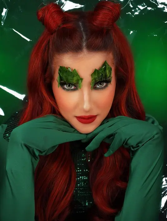 Lihat lagi perubahan Tasya Farasya jadi peri. Dengan latar foto dedaunan, makeup bold dan rambut merahnya disempurnakan mengenakan beberapa tambahan daun yang ditempelkan di kelopak mata dan outfit yang berwarna hijau senada. [Foto: Instagram/tasyafarasya]