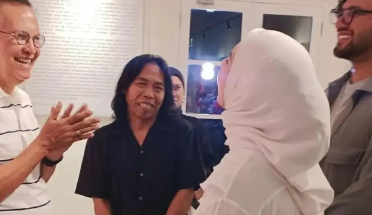 Beberapa selebriti terlihat hadir dalam acara tersebut, selain Aming, terlihat juga aktor senior Roy Marten. Momen Irish dan Ammar saat bersama aktor senior. [Instagram/calistamarshanda]