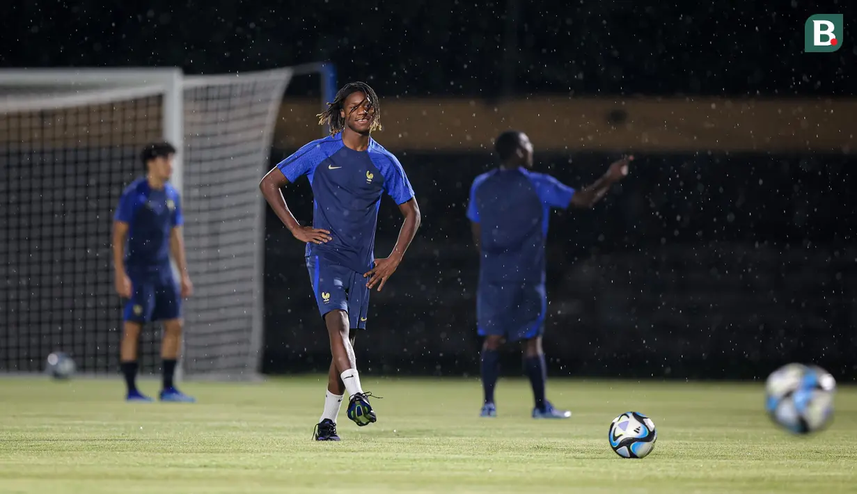 Pemain Timnas Prancis U-17, Saimon Boubare melakukan latihan di bawah hujan jelang laga final Piala Dunia U-17 2023 melawan Timnas Jerman U-17 di Stadion Sriwedari, Solo, Jawa Tengah, Kamis (30/11/2023). (Bola.com/Bagaskara Lazuardi)