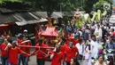 Arak-arakan perayaan Cap Go Meh melewati kawasan Petojo-Cideng, Jakarta, Selasa (19/2). Perayaan ini diselenggarakan oleh Wihara Bodhidharma (Lo Cia Bio). (Liputan6.com/Angga Yuniar)