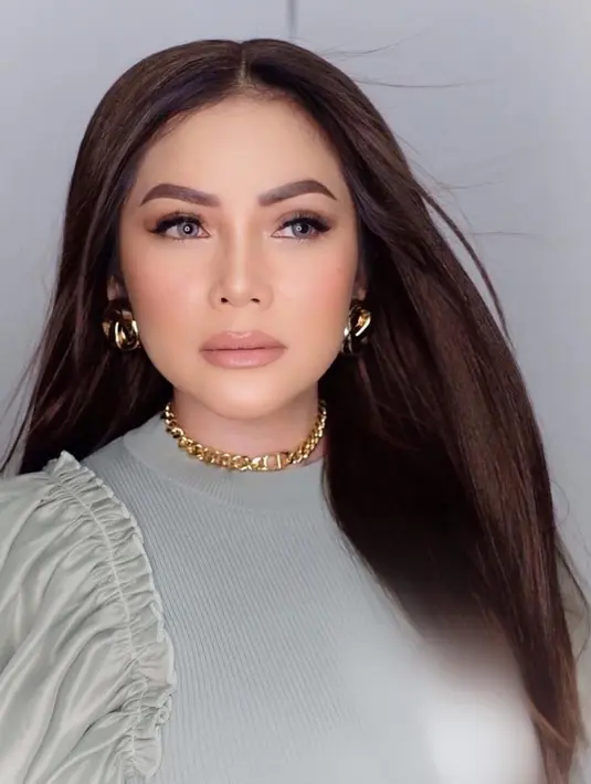 Tidak sedikit pula yang berharap bahwa single ini akan booming seperti lagu Jatuh Bangun dan Secawan Madu yang dulu bikin nama Kristina meroket di dunia musik. (Liputan6.com/IG/@kristinadangdut)
