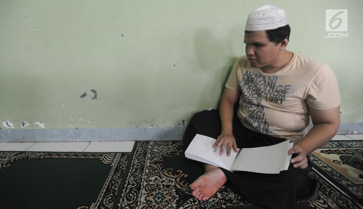 Semangat santri tunanetra belajar membaca Alquran braile di Pesantren Raudlatul Makfufin, Serpong, Tangsel, Banten, Rabu (23/5). Selain mencetak Alquran braile, pesantren ini juga memberi pengajaran kepada santri tunanetra. (Merdeka.com/Arie Basuki)