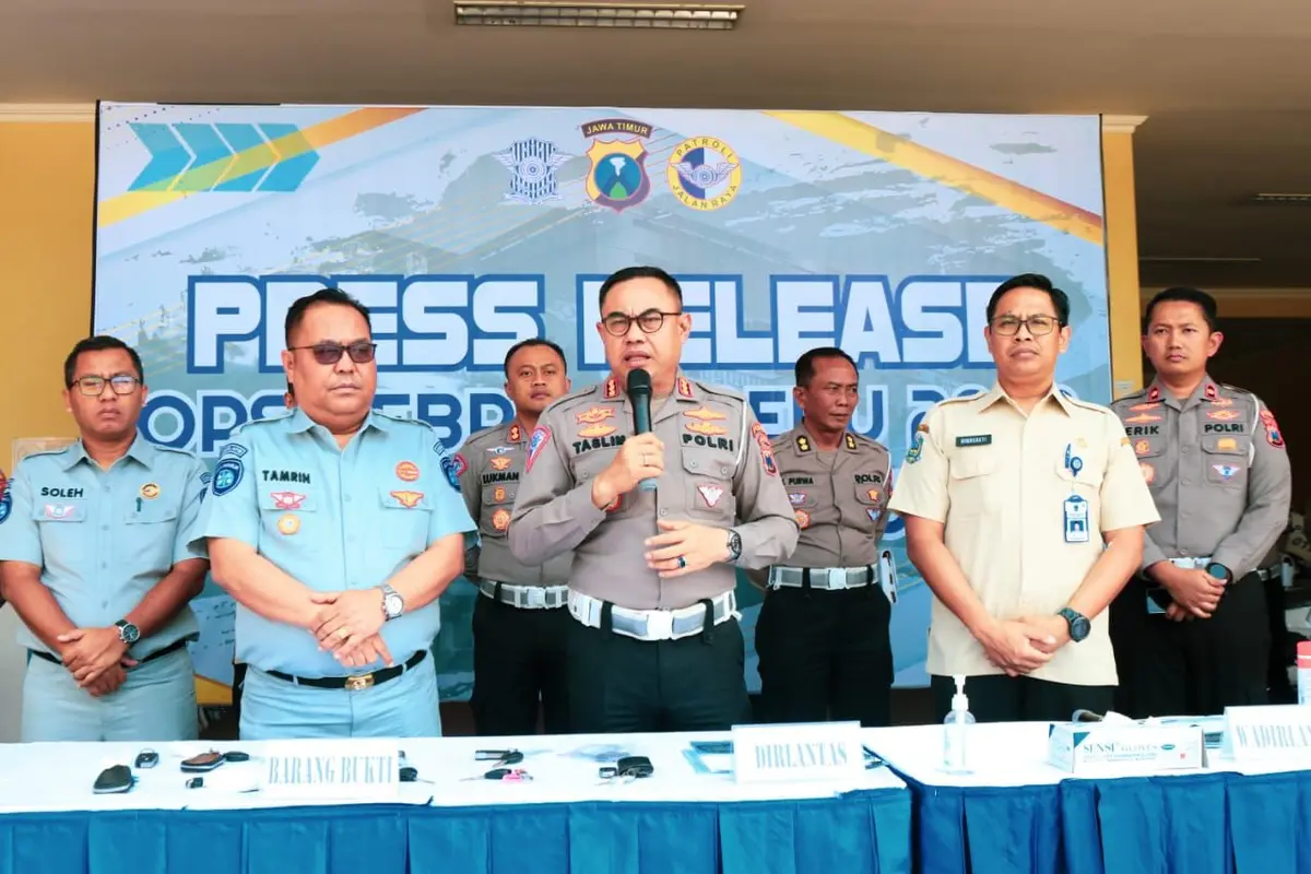 Dirlantas Polda Jatim, Kombes Pol M Taslim Chairuddin saat memaparkan hasil Operasi Zebra Semeru 2023. (Dian Kurniawan/Liputan6.com)