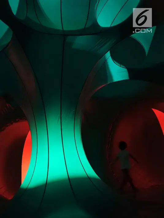 Pengunjung menjelajahi instalasi seni luminarium kelas dunia atau Trilumin di pusat perbelanjaan Jakarta, Jumat (14/9). Trilumin memiliki jalur-jalur dan kubah kubah kecil yang dapat dijelajahi oleh pengunjung. (Merdeka.com/Imam Buhori)
