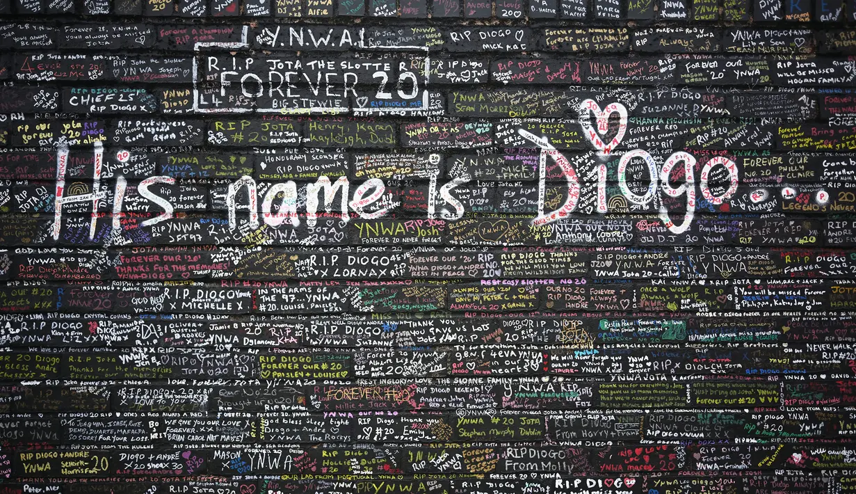 Ragam tulisan dari para pengunjung di mural baru untuk mendiang Diogo Jota yang terlihat di perumahan dekat Stadion Anfield, Liverpool, Inggris, Senin (11/08/2025) waktu setempat. Karya tersebut dibuat oleh seniman bernama MurWalls. (AFP/Paul Ellis)
