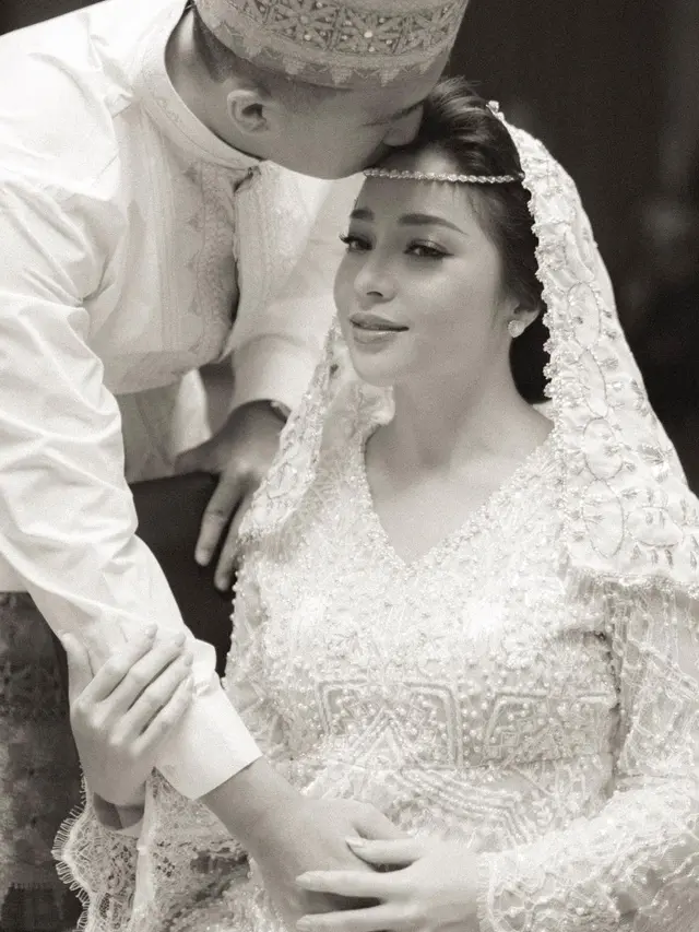 Suami Siaga, Ini 9 Potret Indra Priawan yang Selalu Dampingi Nikita Willy