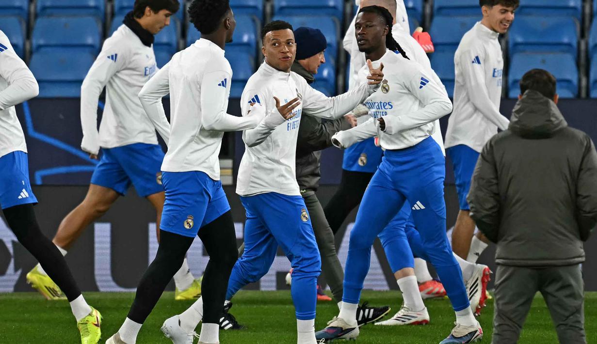 Melawan Manchester City di Etihad Stadium, Los Blancos membawa serta dua pemain bintangnya, Kylian Mbappe dan Jude Bellingham. Tampak dalam foto, penyerang Real Madrid asal Prancis, Kylian Mbappe (tengah) saat mengikuti sesi latihan di Etihad Stadium, Manchester, Inggris barat laut, pada 16 Maret 2026. (Paul ELLIS/AFP)