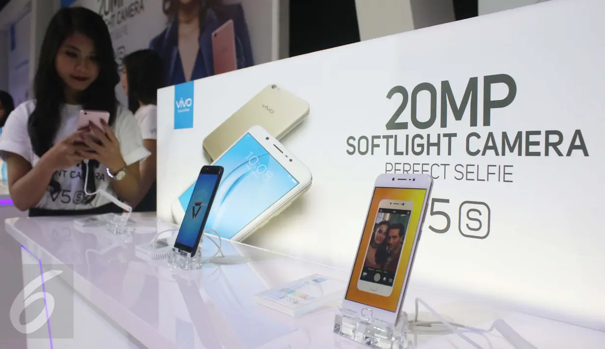Produk terbaru smart phone Vivo V5s dipamerkan saat peluncuran di Jakarta, Rabu (10/5). Vivo V5s diluncurkan dengan mengandalkan kamera depan 20mp. (Liputan6.com/Angga Yuniar)
