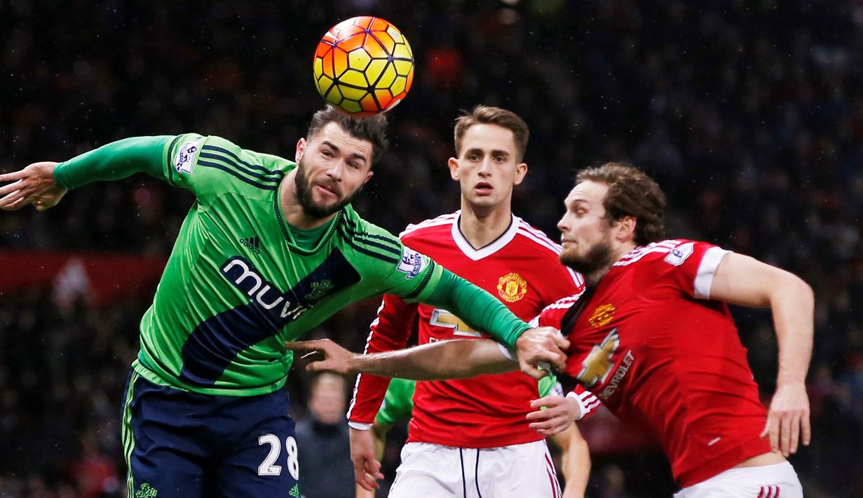 Pemain Southampton, Charlie Austin (kiri), berebut bola dengan pemain MU, Daley Blind, dalam lanjutan Liga Inggris di Stadion Old Trafford, Manchester, Sabtu (23/1/2016). (Reuters/Andrew Yates)