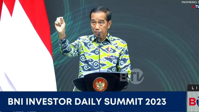 Presiden Joko Widodo (Jokowi) dalam acara BNI Investor Daily Summit 2023, di Hutan Kota By Plataran, Jakarta, Selasa (24/10/2023). (Tira/Liputan6.com)