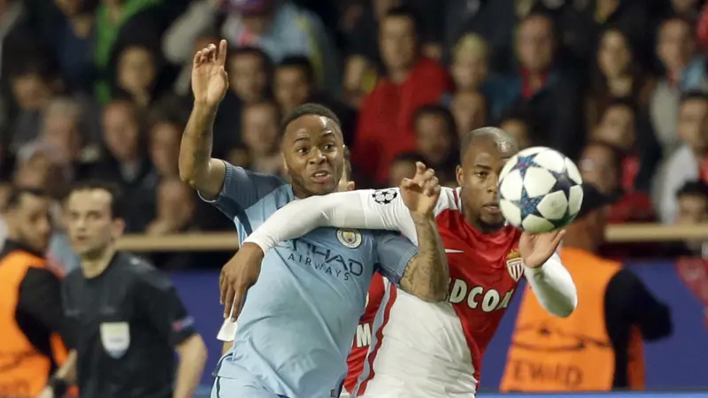 Bek AS Monaco, Djibril Sidibe (kanan), berduel dengan pemain Manchester City, Raheem Sterling pada laga Liga Champions, pekan lalu. 