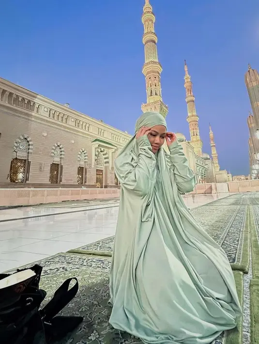 Berada di Madinah, Yura tampil dengan terusan hijabnya warna hijau sage. Yang tampak begitu nyaman dikenakan saat shalat. [@yurayunita]