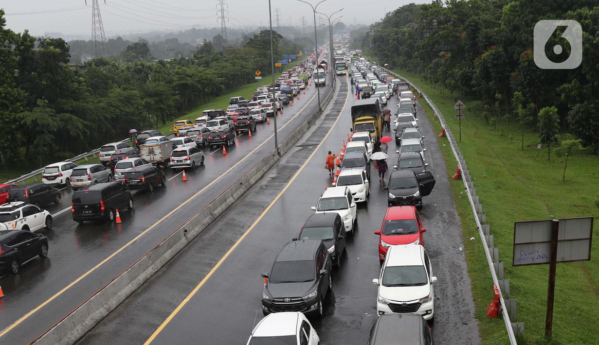 Sejumlah kendaraan berhenti di jalan tol Jagorawi menanti waktu buka tutup jalur menuju kawasan wisata puncak, Bogor, Jawa Barat, Sabtu (31/10/2020). Akhir pekan beriringan dengan libur panjang dimanfaatkan warga untuk mengunjungi lokasi-lokasi wiisata. (Liputan6.com/Helmi Fithriansyah)