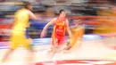 Pebasket Spanyol, Juan Nunez melakukan dribbling saat laga kedua Grup G Piala Dunia FIBA 2023 melawan Brasil di Indonesia Arena, Senayan, Jakarta, Senin (28/08/2023). Spanyol menang atas Brasil dengan skor 96-78. (Bola.com/Bagaskara Lazuardi)