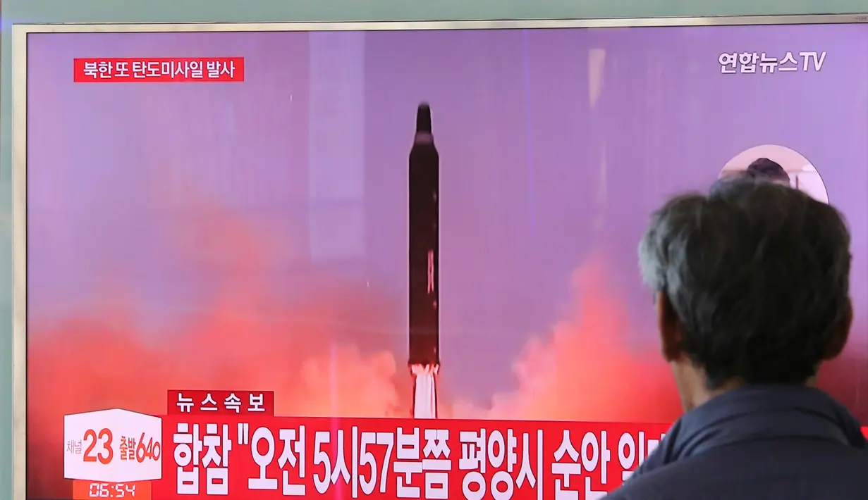 Seorang pria menonton layar TV yang menunjukkan cuplikan arsip peluncuran rudal Korea Utara, di Stasiun Kereta Seoul, Korea Selatan, Selasa (29/8). Korea Utara menembakkan sebuah rudal balistik di atas wilayah Jepang, Selasa pagi. (AP/Ahn Young-joon)