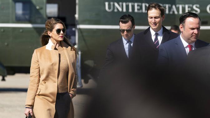 Penasihat Presiden Amerika Serikat Donald Trump, Hope Hicks (kiri) berjalan dari Marine One di Pangkalan Angkatan Udara Andrews, Maryland, Amerika Serikat, Rabu (30/9/2020). Hope Hicks bepergian dengan Trump beberapa kali baru-baru ini. (AP Photo/Alex Brandon)