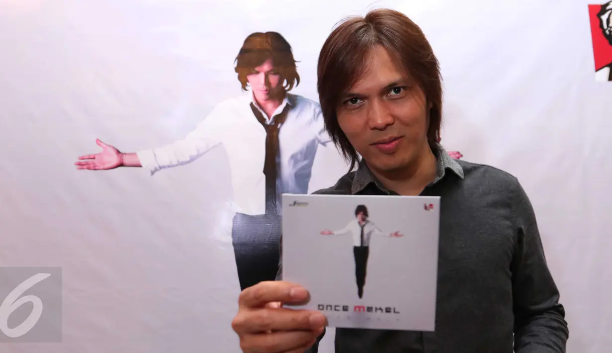 Once Mekel menunjukkan album barunya di kawasan Kemang, Jakarta, Rabu (16/12/2015). Once mengeluarkan album keduanya yang berjudul Intrinsik. (Liputan6.com/Angga Yuniar)