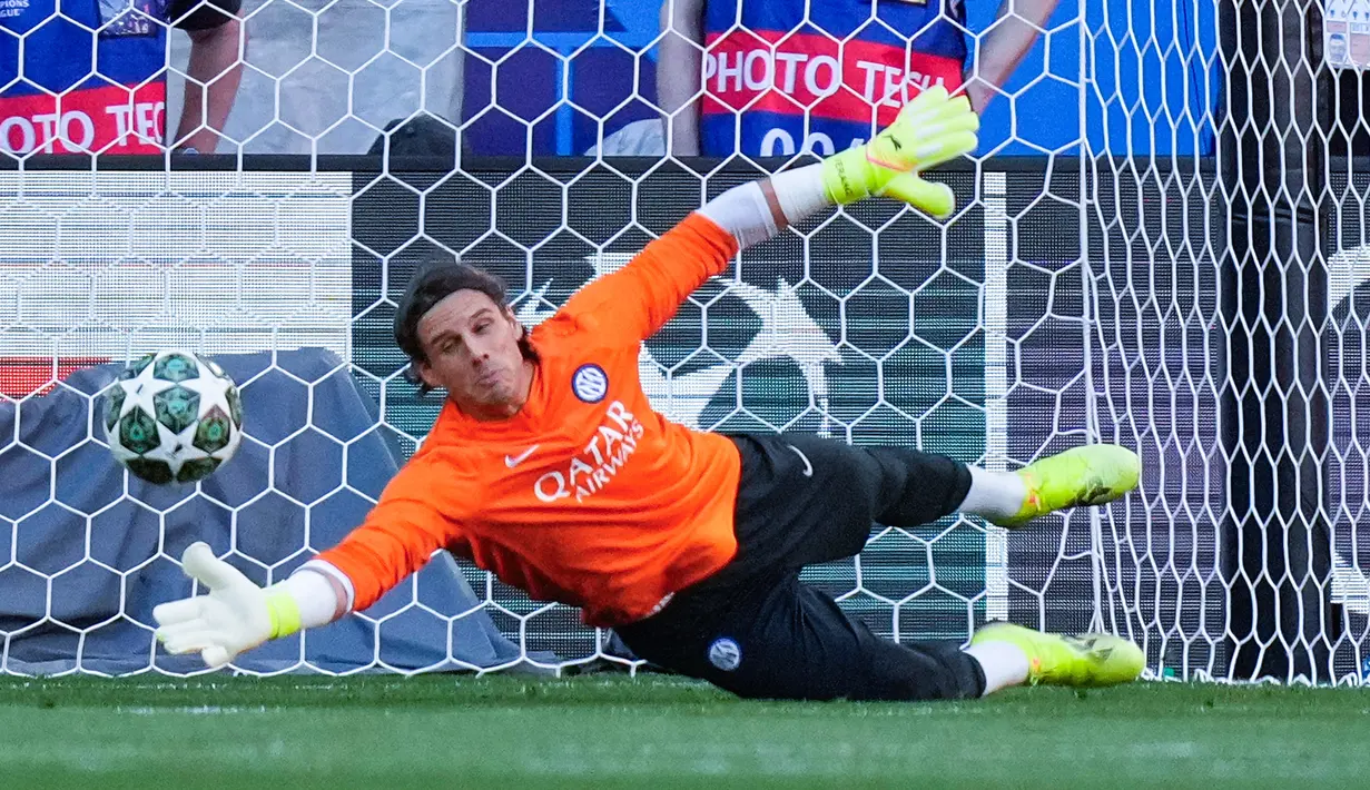 Kiper Inter Milan, Yann Sommer, berusaha menghalau bola saat sesi latihan jelang laga melawan PSG pada partai final Liga Champions di Stadion di Allianz Arena, Munchen. (AP Photo/Matthias Schrader)