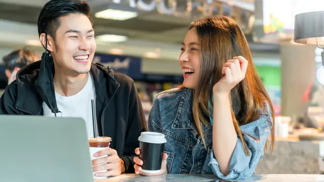 perempuan dan pasangan minum kopi