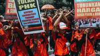 Puluhan buruh membawa aneka tulisan saat melakukan aksinya di Balai Kota, Jakarta, Senin (3/11/2014). (Liputan6.com/Faizal Fanani)