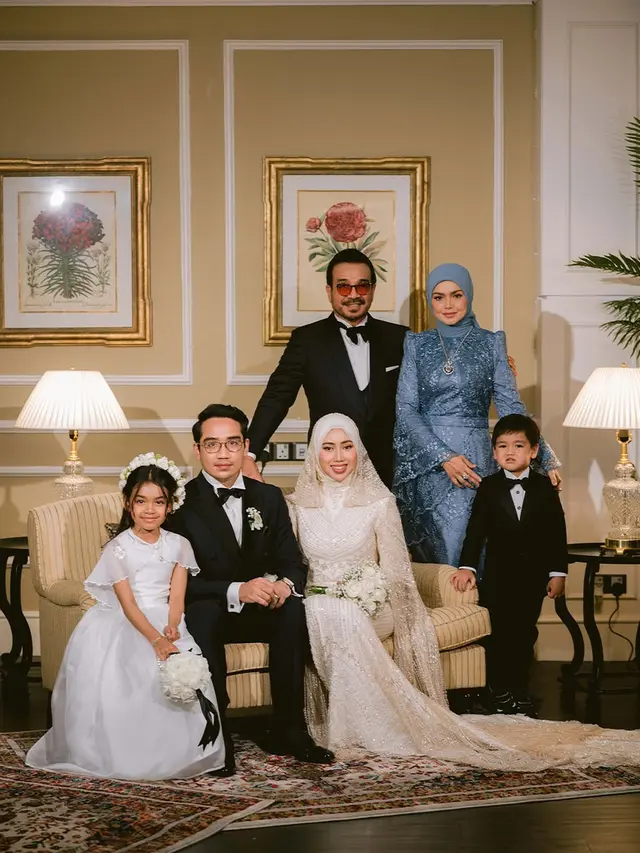 7 Potret Gaun Brokat Siti Nurhaliza di Pernikahan Anak Sambung, Detail Payet Memukau