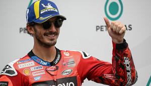 Pembalap MotoGP Italia dari Tim Ducati Lenovo, Francesco Bagnaia, merayakan kemenangannya di posisi pertama pada sesi kualifikasi MotoGP Grand Prix Malaysia di Sirkuit Internasional Sepang, Sepang, pada 25 Oktober 2025. (Lillian SUWANRUMPHA/AFP)