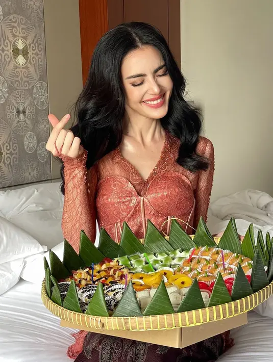 Di sini Davika tampil memukau memangku jajanan pasar khas Indonesia, mengenakan kebaya. [Foto: Instagram/davikah]