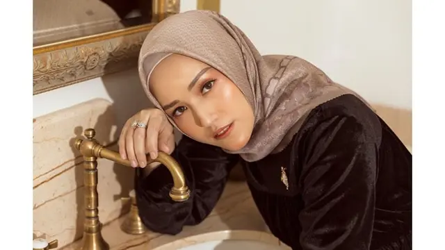 6 Gaya Pemotretan Adelia Istri Pasha Ungu Paling Curi Perhatian, Selalu Modis