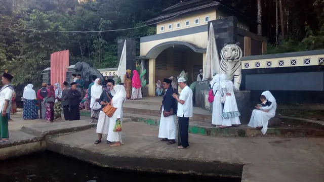 Harimau hitam dan putih di pintu masuk makam borosngora