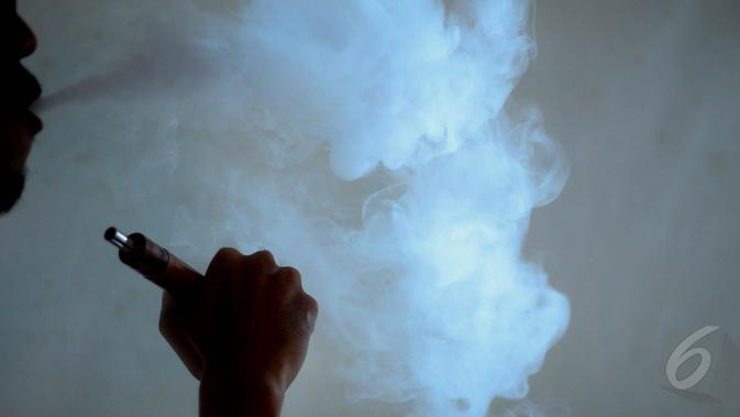 Pemerintah melalui Kementerian Perdagangan serius untuk melarang penjualan dan impor rokok elektronik (e-cigarette). Alasan utama pelarangan rokok elektrik ini adalah kesehatan, Jakarta, Selasa (19/05/2015). (Liputan6.com/Faizal Fanani)