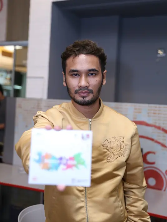 “Gue juga gak tau bahwa apakah Dena oke dengan itu. Beneran gue gak tau sama sekali. Jadi belum bisa ngomong soal itu," ucapnya saat dijumpai di kawasan Kemang, Jakarta Selatan, Kamis (19/7). (Nurwahyunan/Bintang.com)