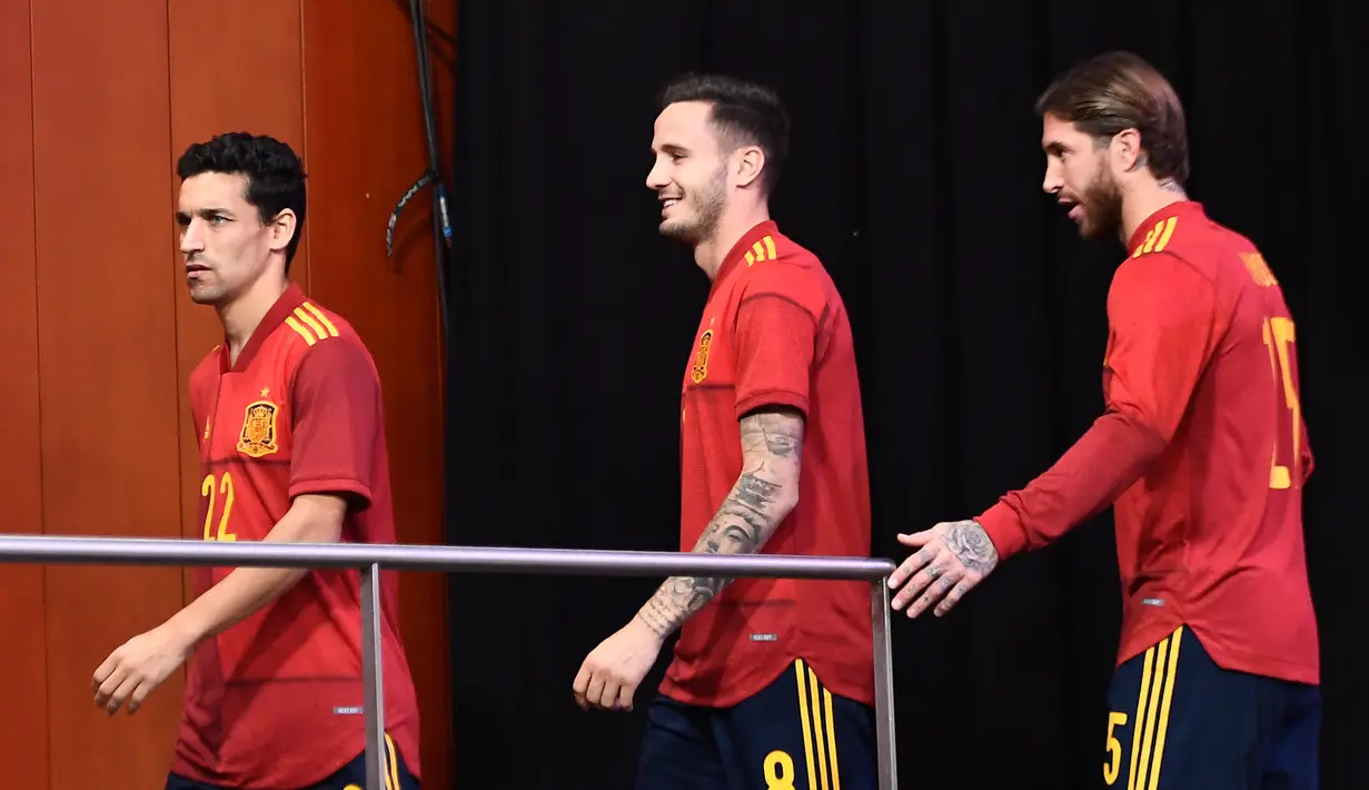 Pemain Timnas Spanyol Jesus Navas (kiri), Saul Niguez (tengah), dan Sergio Ramos (kanan) saat presentasi jersey baru untuk Piala Eropa 2020 di Las Rozas de Madrid, Spanyol, Selasa (12/11/2019). Timnas Spanyol memperkenalkan jersey baru untuk menyambut Piala Eropa 2020. (OSCAR DEL POZO/AFP)