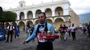 Seorang pramusaji membawa nampan dalam Waiters Race ke-16 di Antigua, barat daya Ibu Kota Guatemala City, Rabu (14/11). Ratusan peserta beradu kecepatan sembari membawa nampan berisi dua minuman ringan, bir dan air. (JOHAN ORDONEZ/AFP)