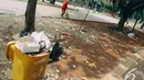 Menurut petugas yang sedang bekerja, tong sampah sudah lama rusak dan belum juga diganti di Monas, Jakarta, Senin (27/10/2014). (Liputan6.com/Faizal Fanani)