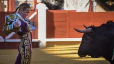 Matador Spanyol Cristina Sanchez menghadapi banteng di arena adu banteng di Cuenca pada tanggal 20 Agustus 2016. (AFP PHOTO / PEDRO ARMESTRE)