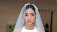 Lolita Agustine saat fitting gaun pengantin. (Andy Masela/Bintang.com)