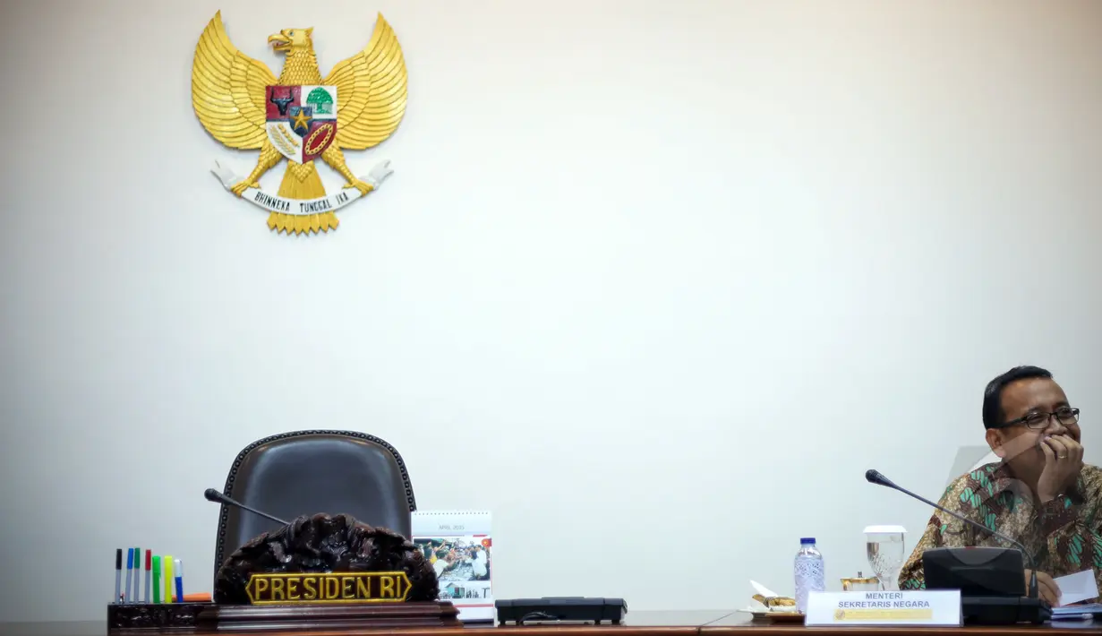 Presiden Joko Widodo memimpin rapat terbatas di Kantor Istana Kepresidenan, Jakarta, Senin (13/4/2015). Tampak, Menteri Sekretaris Negara Pratikno saat menanti dimulainya ratas yang membahas sektor kelautan dan perikanan. (Liputan6.com/Faizal Fanani)