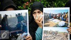 Sejumlah wanita membawa poster saat menggelar aksi mengecam serangan Arab Saudi terhadap Yaman di Kedutaan Besar Arab Saudi, Jakarta, Selasa (11/10). (Liputan6.com/Faizal Fanani)